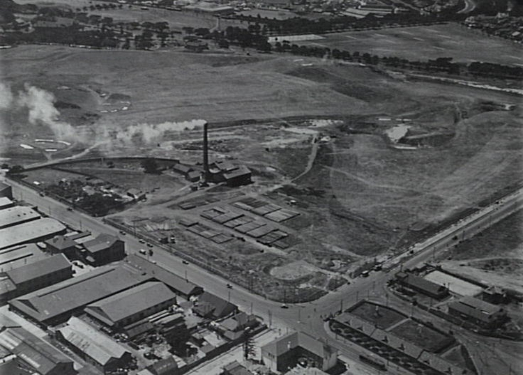 View of south-west corner Moore Park and “Perfectus” Refuse Destructor and Disinfector (circa 1930s). This site is now part of Moore Park Golf course.